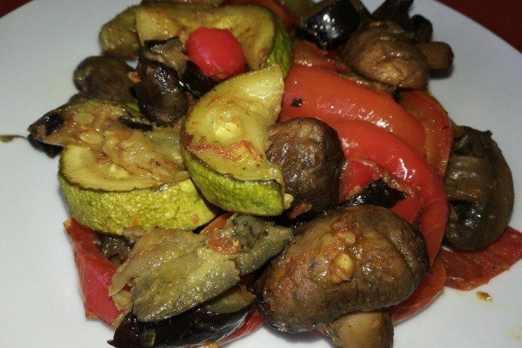 Champignons au four avec des légumes