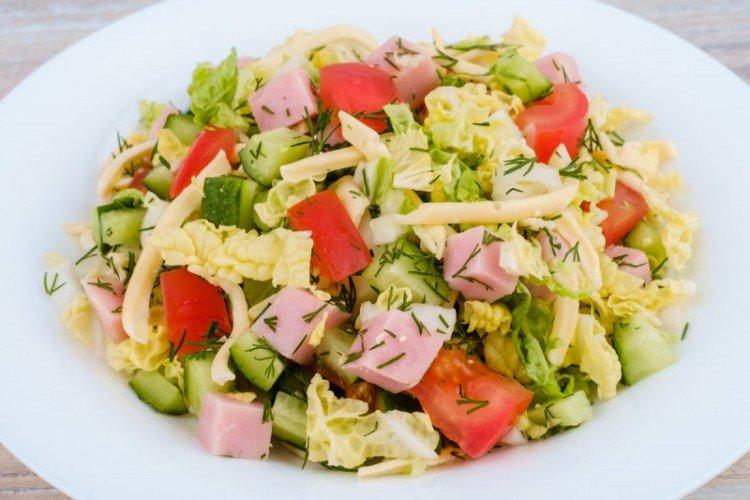 Salade de concombres, tomates et jambon