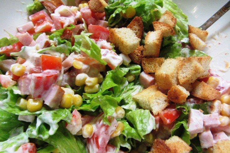 Salade de jambon et croûtons