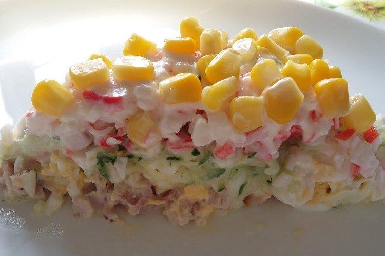 Salade de jambon et bâtonnets de crabe