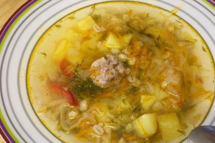 Soupe à l'orge et aux boulettes de viande