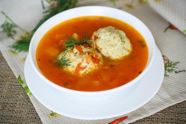 Soupe aux boulettes de viande et tomates