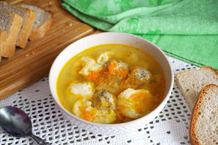 Soupe aux boulettes de viande et boulettes
