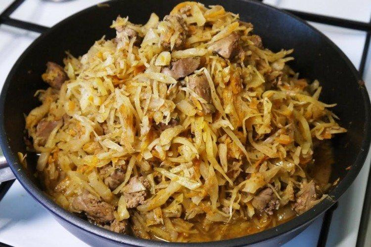 Foie de poulet au chou à la crème sure