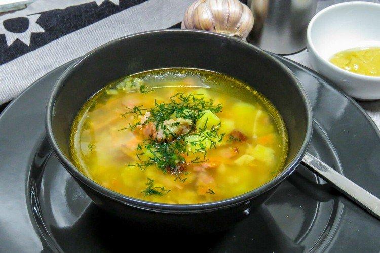 Soupe aux pois avec viandes fumées et poulet