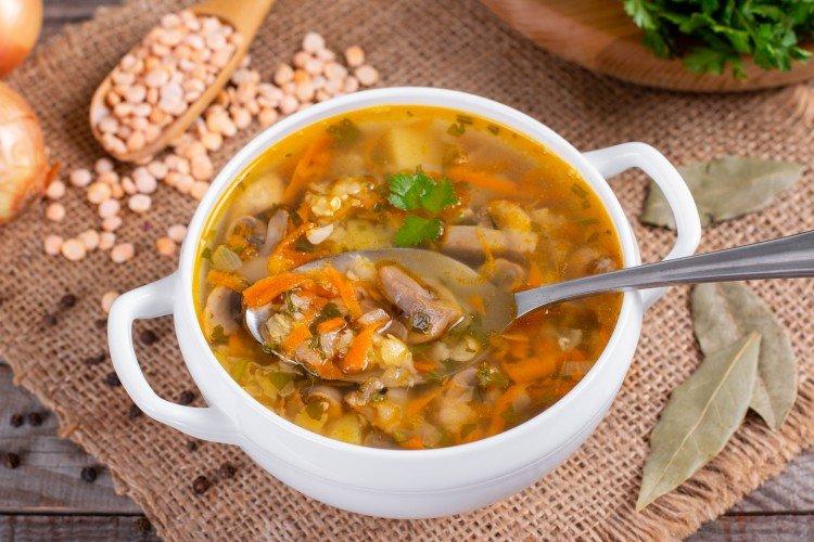 Soupe aux pois avec viandes fumées et champignons