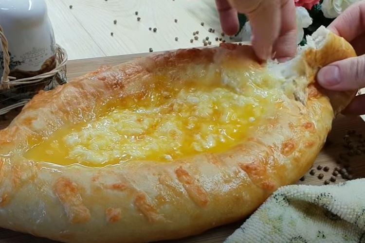 Khachapuri d'Adjarie au four