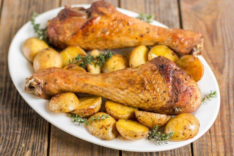 Dinde avec pommes de terre au four
