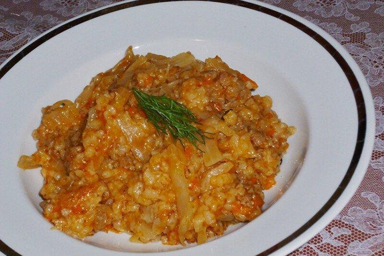 Rouleaux de chou farcis paresseux dans une mijoteuse