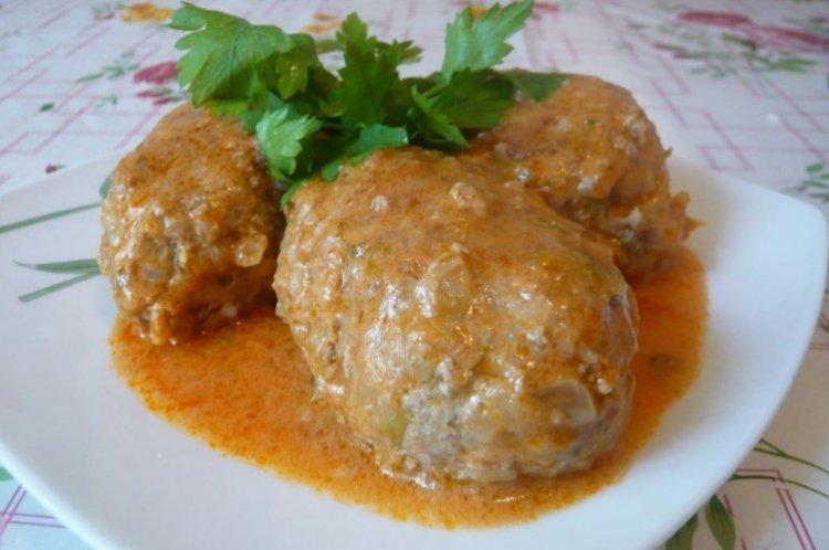 Rouleaux de chou paresseux au chou, viande hachée et sarrasin