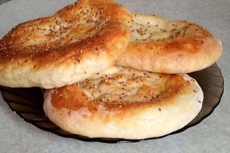 Pain plat ouzbek avec du fromage cottage