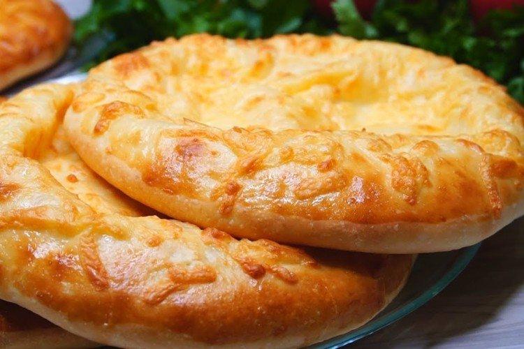 Pain plat ouzbek avec du fromage et des herbes