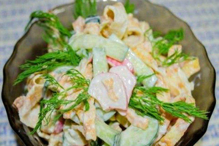 Salade de crabe à l'omelette