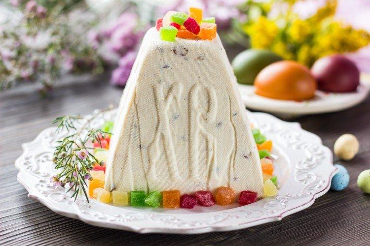 Fromage cottage de Pâques dans un bain-marie