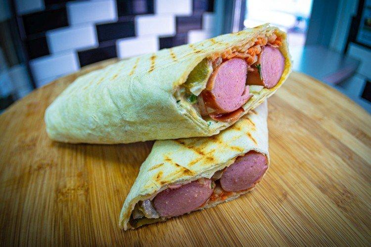 Saucisses aux légumes dans du pain pita