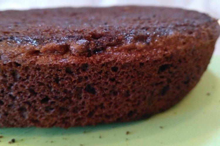 Gâteau éponge au chocolat dans une poêle