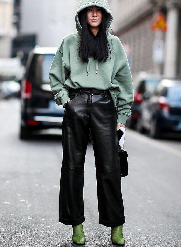 Pantalon en cuir avec capuche