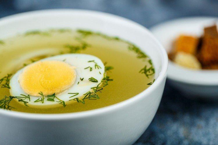 Bouillon de poulet avec oeuf