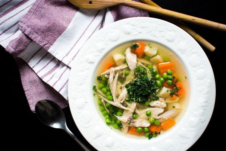 Bouillon de poulet aux légumes
