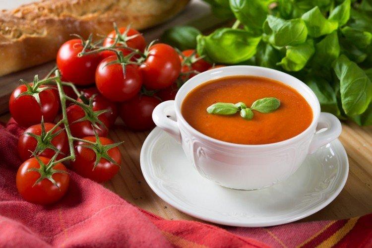 Soupe de purée de tomates au basilic