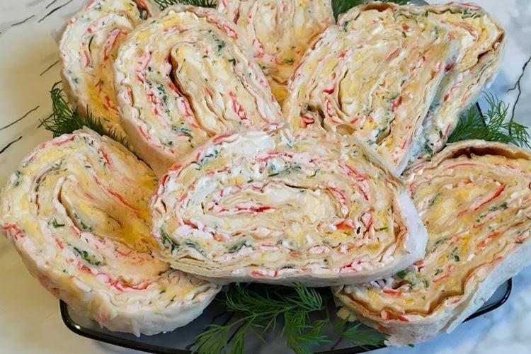 Rouleau de lavash avec bâtonnets de crabe et poivre