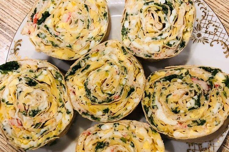 Rouleau de lavash aux œufs brouillés et aux bâtonnets de crabe