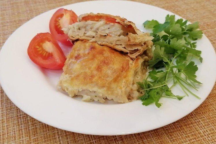 Poisson au four dans du pain pita avec de la crème sure