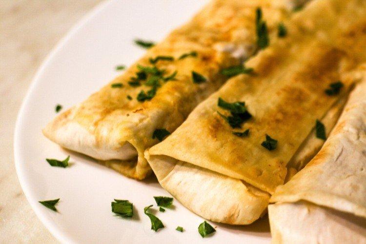 Poisson aux herbes et champignons dans du pain pita, cuit au four