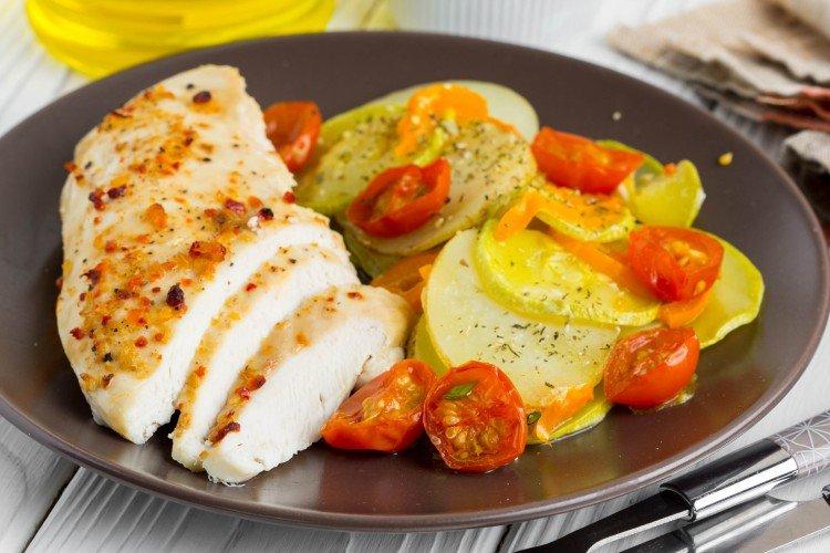 Poitrines de poulet au four avec courgettes