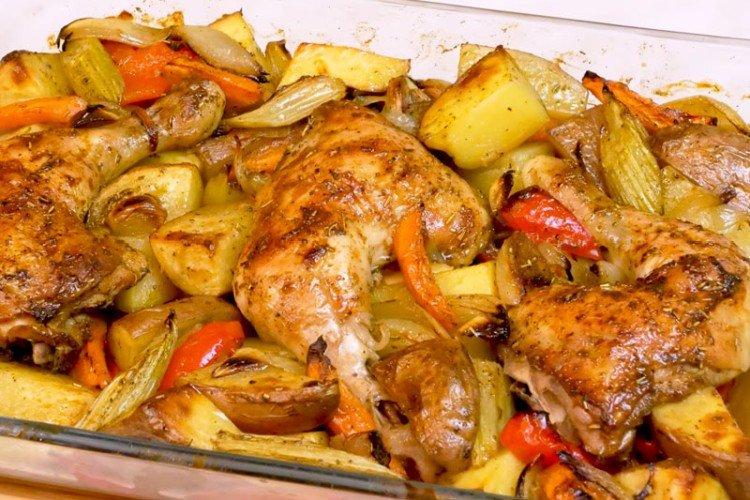 Cuisses de poulet aux légumes au four
