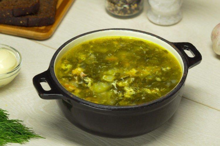 Soupe d'oseille classique avec oeuf
