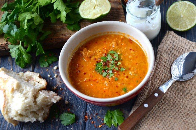 Soupe avec purée et lentilles