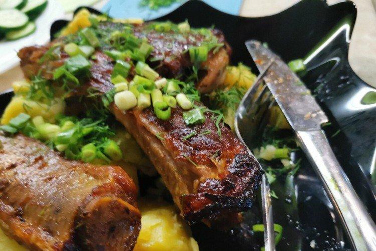 Côtes de porc avec pommes de terre glacées au miel