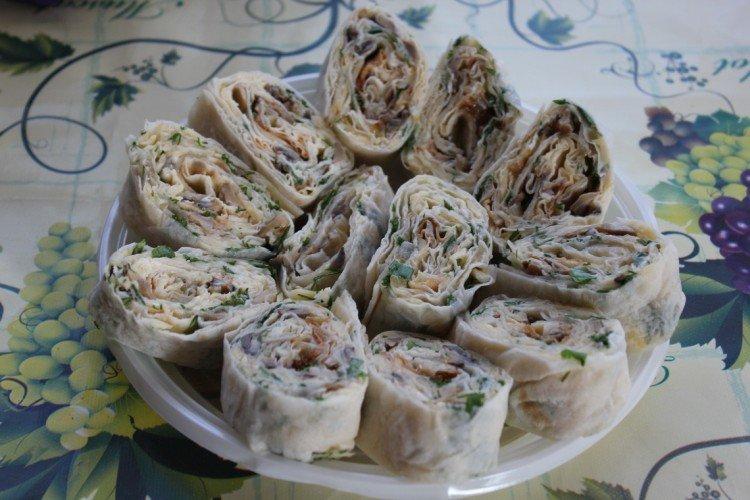 Rouleau de lavash avec conserves de poisson et champignons marinés