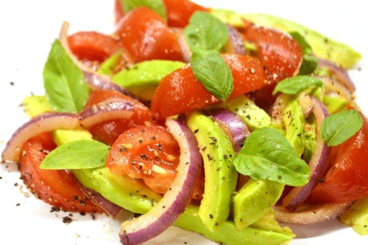 Salade d'avocat et basilic