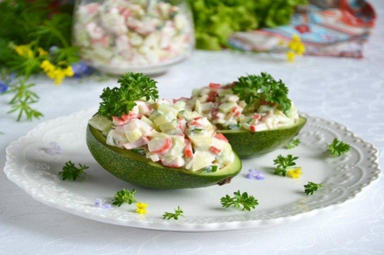 Salade d'avocat aux bâtonnets de crabe