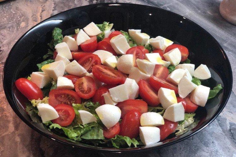 Salade avec mozzarella et saucisse