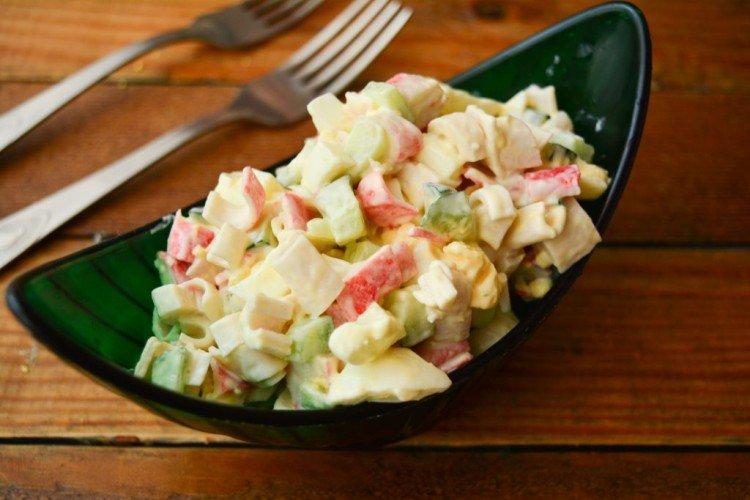 Salade de mozzarella et bâtonnets de crabe