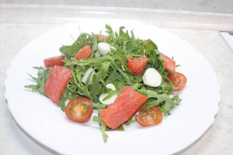 Salade de poisson rouge et mozzarella