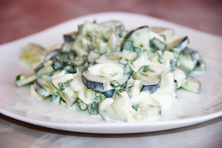 Salade de concombre, oeuf et mozzarella