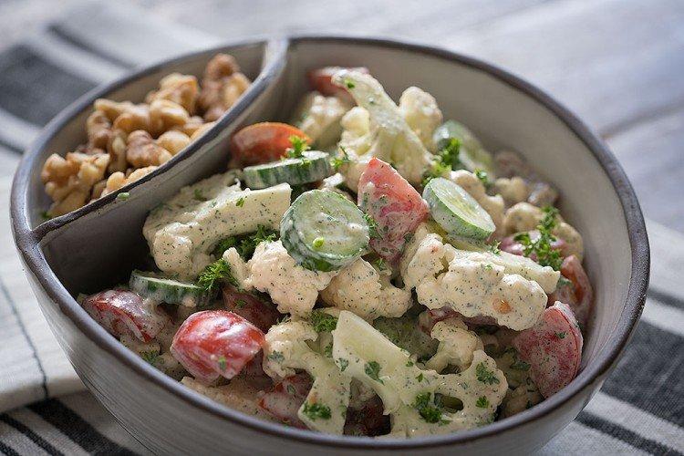 Salade de poulet fumé et chou-fleur