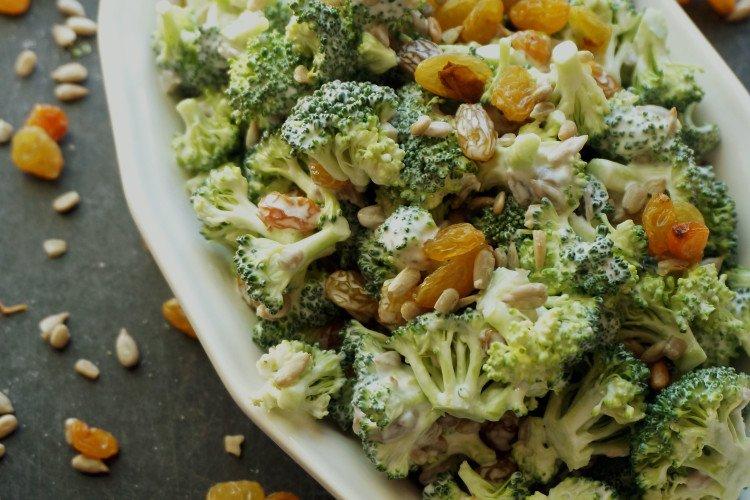 Salade de raisins secs, brocoli et crème sure