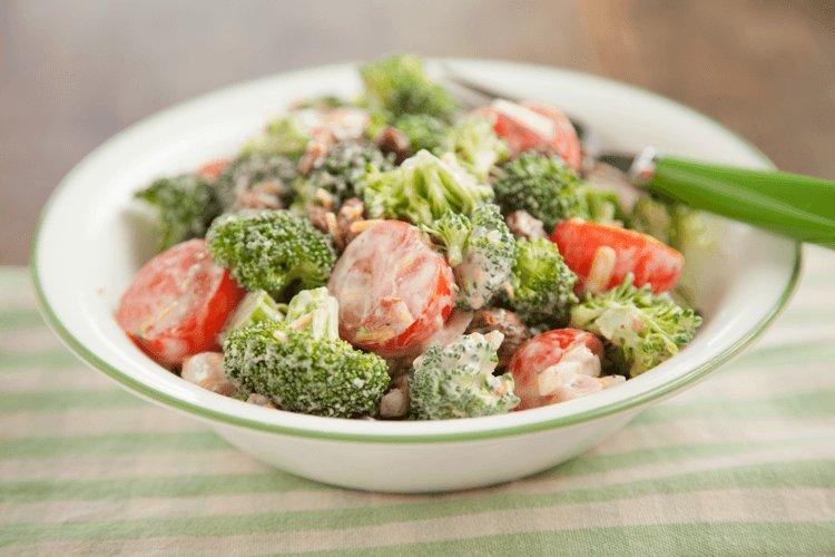 Salade de brocoli et tomates cerises