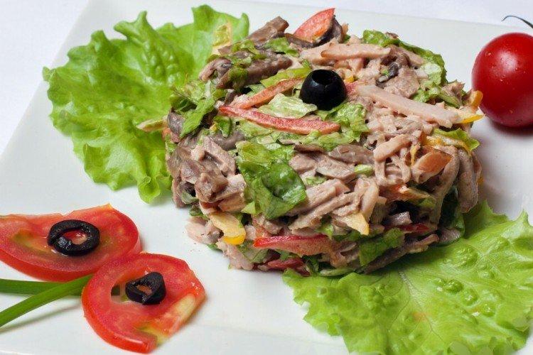 Salade de viande avec langue et tomates