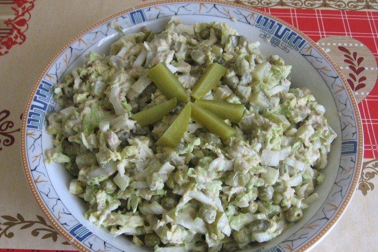 Salade de chou de Pékin et cornichons