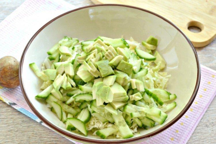 Salade de chou chinois à l'avocat