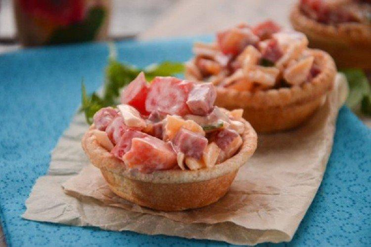 Avec saucisse, fromage et tomate