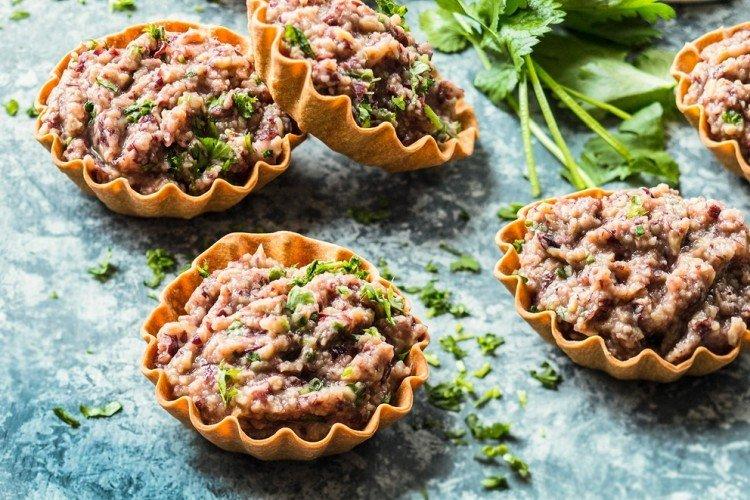 Avec haricots, oignons et carottes