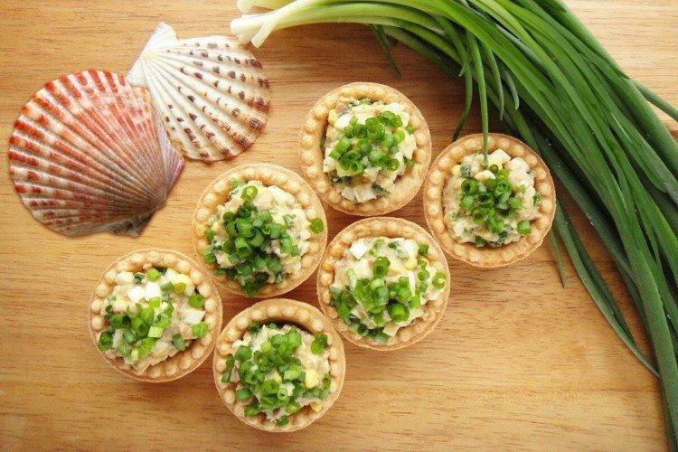 Avec cornichons, herbes et mayonnaise