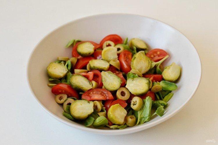 Salade de choux de Bruxelles et tomates